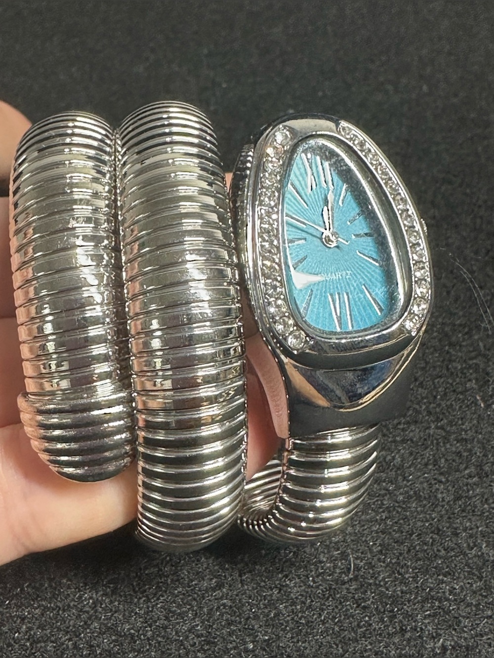 Luxurious Silver Serpentine Bracelet Watch Crystal Emerald Green Elegant Dial